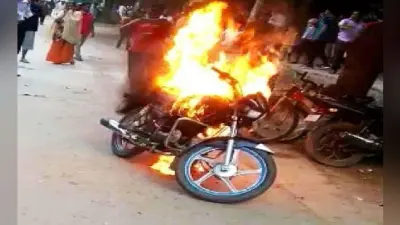 दिल्लीः चालान काटने से आया इतना गुस्सा, शख्स ने बीच सड़क ही बाइक में लगा दी आग