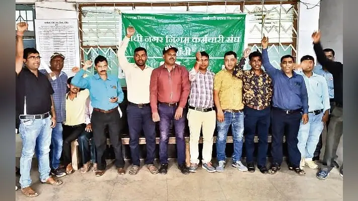 रांची : नगर निगम के कर्मचारी गये अनिश्चितकालीन हड़ताल पर