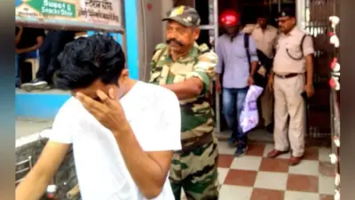 पश्चिम चंपारण : बेतिया के नारायणी होटल में पुलिस ने छापेमारी कर सेक्स रैकेट का किया भंडाफोड़