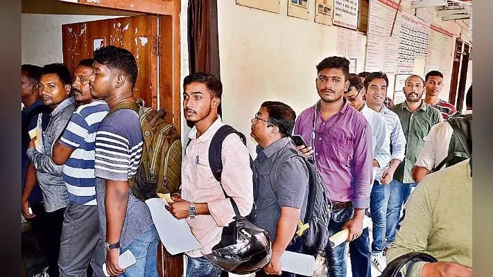 रांची : लोगों में दिख रहा जुर्माने का खौफ, पॉल्यूशन सर्टिफिकेट, डीएल और इंश्योरेंस के लिए भीड़