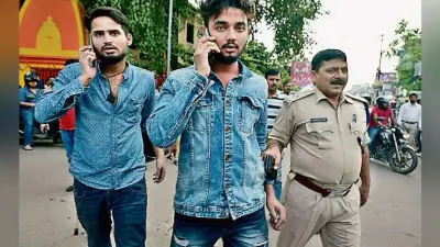 चालान कटने पर ट्रैफिक पुलिस से भिड़े दो युवक, जमकर हुई हाथापाई