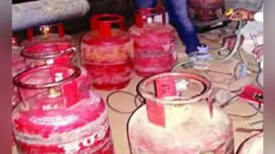 अवैध तरीके से गैस भरने के मामले में तीन गिरफ्तार