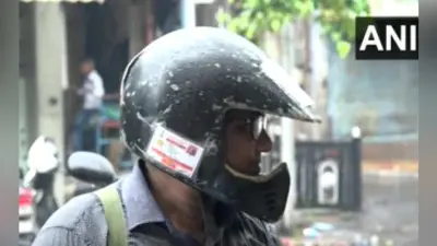 चालान का डर, वडोदरा के इस शख्स ने हेलमेट पर चिपकाये सभी दस्तावेज