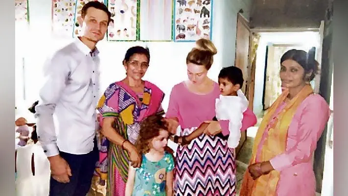 अब सात समंदर पार पलेगा अनाथ नवनीत, स्वीडन के दंपती ने दानापुर पहुंच लिया गोद