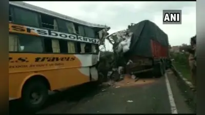 महाराष्ट्रः पुणे-बेंगलोर हाइवे पर 2 बसों में जोरदार टक्कर, छह की गयी जान