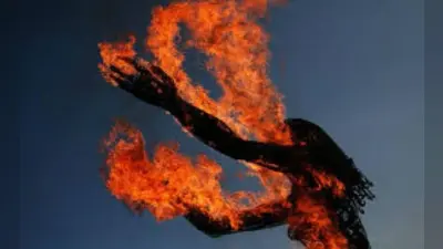 आग में झुलसी महिला की मौत, पति गिरफ्तार