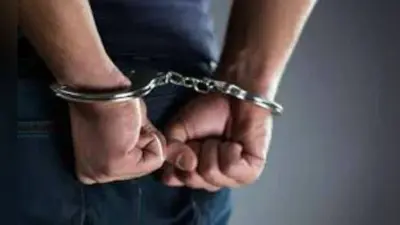 97 लीटर शराब, 96 केन बीयर के साथ तीन धराये
