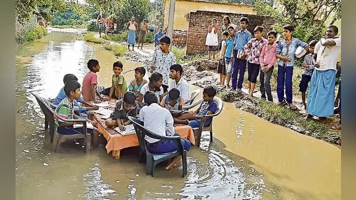 रोहतास : कीचड़ में बैठ पढ़ाई कर जताया विरोध