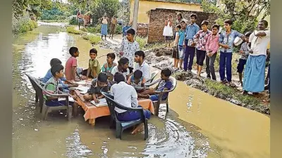 रोहतास : कीचड़ में बैठ पढ़ाई कर जताया विरोध