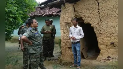 गुमला : 15 लाख के इनामी नक्सली बुद्धेश्वर उरांव के घर कुर्की जब्ती