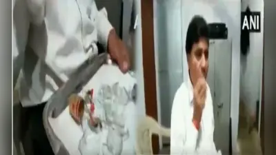 मध्य प्रदेश: पिछले 40 साल से ”कांच” खा रहा है ये आदमी, देखें VIDEO