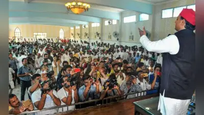 अखिलेश ने कहा- सत्ता में आते ही आजम के खिलाफ दर्ज सभी मामले वापस लिये जायेंगे