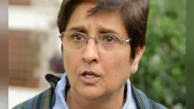 बैलगाड़ी से किरण बेदी पहुंचीं गांव, रास्ते में गिरा आइफोन