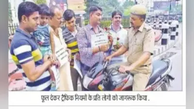 बिना हेलमेट जा रहे वर्दीधारी को देख भड़के लोग, जबरन रोककर कटवाया चालान