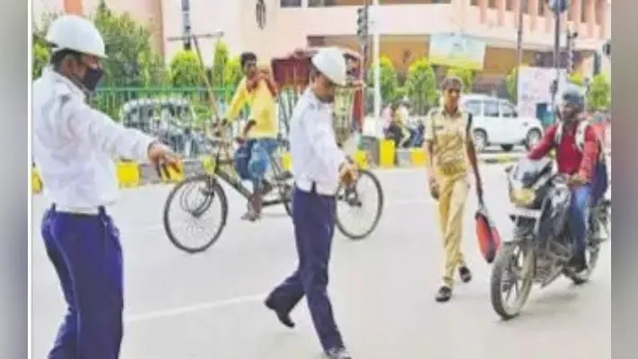 जब कटने लगा चालान तो बोला युवक- सर इंस्पेक्टर विजेंद्र सिंह के भाई हैं छोड़ दीजिए न…
