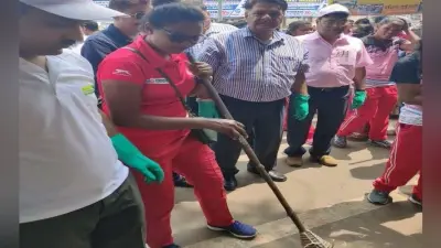 असुंता लकड़ा ने प्लास्टिक हटाओ अभियान में हिस्सा लिया