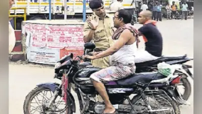 लोग नहीं हो रहे जागरूक, बगैर हेलमेट के चला रहे बाइक