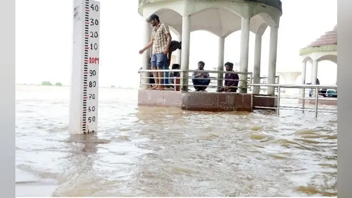Flood in Bihar: खतरे के निशान से ऊपर बह रही है महानंदा, निचले इलाके में फैलने लगा बाढ़ का पानी