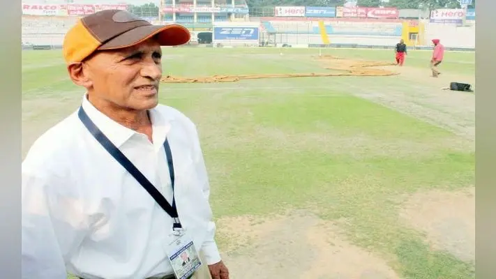 बिहार रणजी टीम के पूर्व कप्तान और पिच क्यूरेटर दलजीत सिंह को कोहली-शास्त्री ने किया सम्मानित