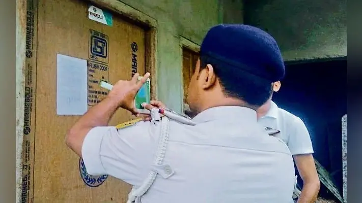 विधायक अरुण के आवास पर चिपका इश्तेहार
