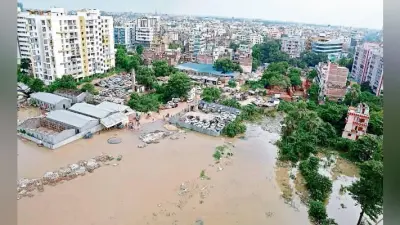 गंगा का बढ़ा जल स्तर : कई जगह डूबे घाट और आसपास फैला पानी, बांध पर पहुंचे लोग