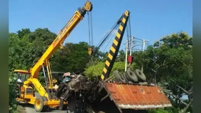 Jharkhand : हजारीबाग में खाई में गिरा लोहा लदा ट्रक, चालक की मौत