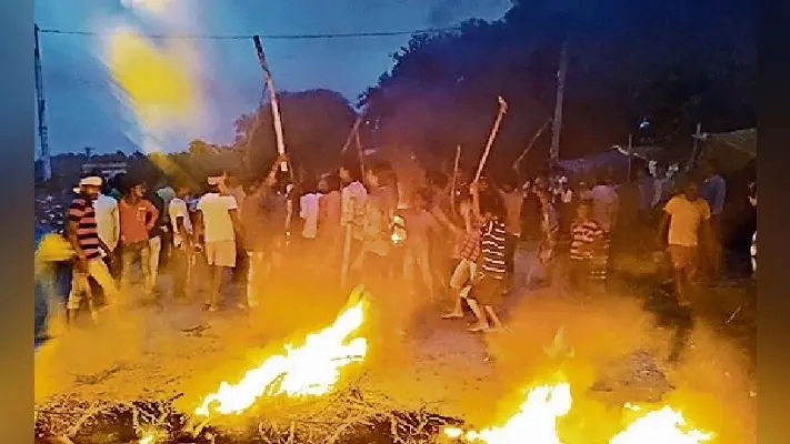 औरंगाबाद : खनन के दौरान ब्लास्टिंग, ग्रामीणों ने 24 से अधिक वाहन फूंके, कर्मियों को दौड़ाकर पीटा