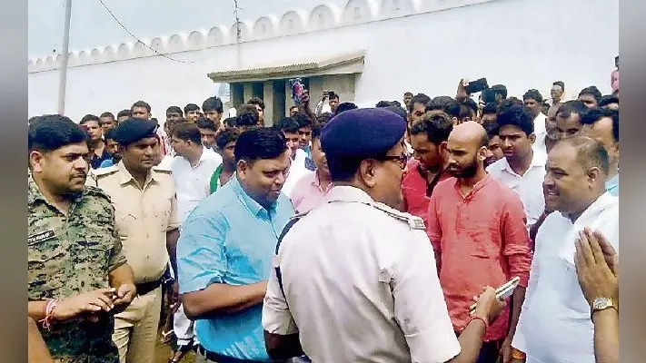 सेक्स रैकेट मामला : कुर्की-जब्ती के समय पुलिस व विधायक समर्थकों में भिड़ंत