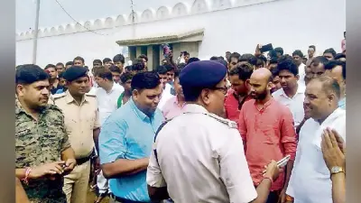 सेक्स रैकेट मामला : कुर्की-जब्ती के समय पुलिस व विधायक समर्थकों में भिड़ंत
