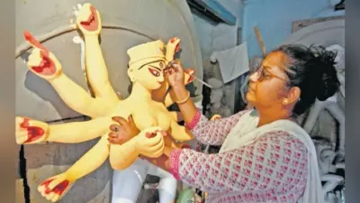 महिलाओं के हुनर से भी निखर रही मां की मूरत