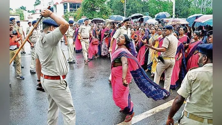 सीएम आवास घेरने निकली आंगनबाड़ी सेविकाओं पर चली लाठी, कई हुईं घायल