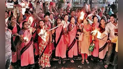 रांची : आंगनबाड़ी कर्मियों ने मशाल जुलूस निकाला, कई संगठन साथ आये