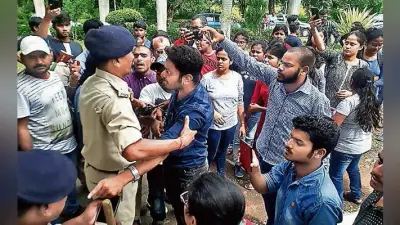 बीएयू में छात्रों ने किया जोरदार हंगामा धक्का-मुक्की पर पुलिस ने भांजी लाठी
