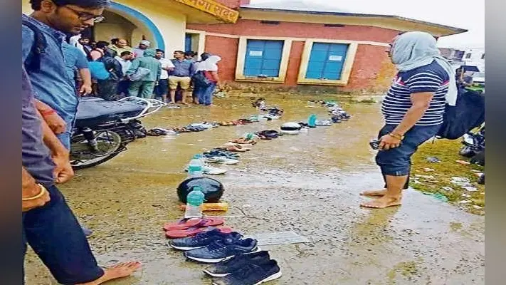 आवेदन जमा करने को लाइन में लगाये जा रहे जूते, चप्पल, पानी बोतल और हेलमेट