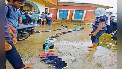 आवेदन जमा करने को लाइन में लगाये जा रहे जूते, चप्पल, पानी बोतल और हेलमेट
