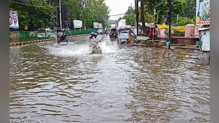 बारिश बनी समस्या, कई इलाकों में घुटने भर पानी जमा