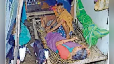 बाढ़ का कहर: बूढ़ा हूं, मजदूरी भी छिन गयी मेरी पत्नी की जान बचा दो भैया