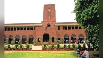 PROTEST: …ताकि 39 मंजिली इमारत से गर्ल्स हॉस्टल में न हो ताक-झांक, DU स्टूडेंट्स ने किया विरोध