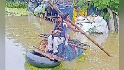बिहार : 36 घंटे से गंगा स्थिर, बाढ़ ने बेघर किया, अब बारिश से तंबू में दुबके पीड़ित