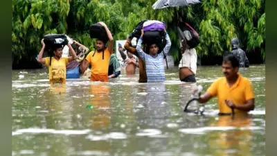 बाढ़ के कहर के बीच एक मां की पुकार- बच्चा बीमार छै, खाय के कुछ नय छै, कोय उपाय करो बाबू