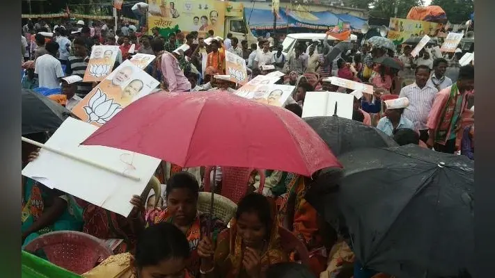 भाजपा के कार्यक्रम स्थल के पास गिरा ठनका बाल-बाल बचे केंद्रीय मंत्री अर्जुन मुंडा