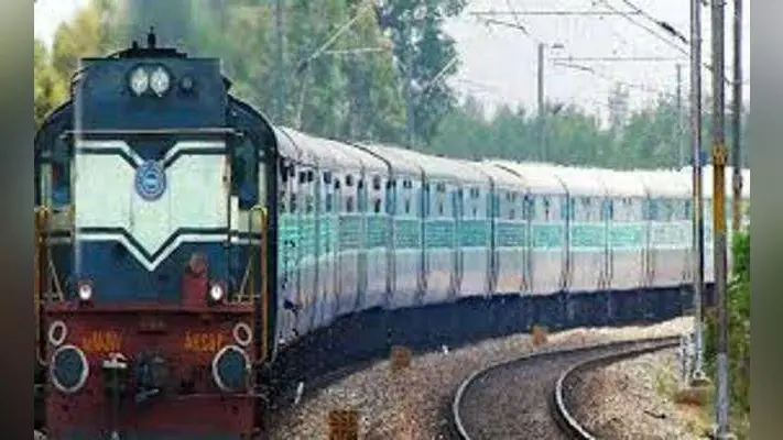 वैक्यूम कर ट्रेन से उतारी शराब, यात्रियों को पीटा