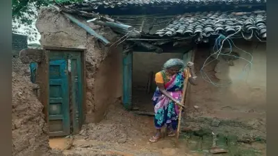 मरकच्चो में मिट्टी के कई घर गिरे, बाल-बाल बचे लोग, जामू जाने वाली सड़क टूटी