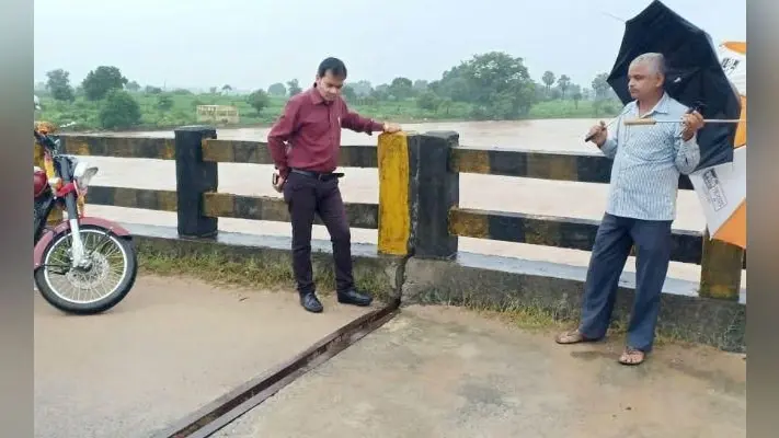 सतगावां में करोड़ों का पुल एक बार फिर धंसा, बीडीओ ने लिया जायजा, भारी वाहनों का आवागमन रोका