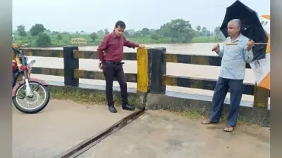 सतगावां में करोड़ों का पुल एक बार फिर धंसा, बीडीओ ने लिया जायजा, भारी वाहनों का आवागमन रोका