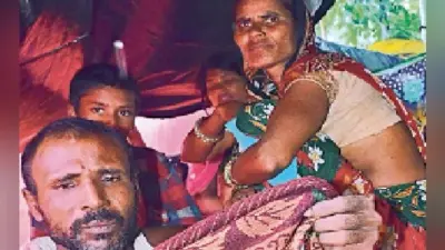 शिविर में दुख झेल रहे लोग, एक ही चादर थी वह भी भीग गयी, आग में सुखाया, बच्चे को ओढ़ाया
