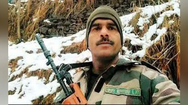 मोदी के खिलाफ लोस चुनाव लड़ने वाले तेज बहादुर ने थामा इस पार्टी का दामन, अब देंग��� खट्टर को चुनौती