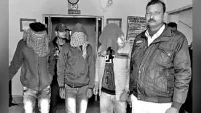 हथियार के बल पर महिला पुलिसकर्मी से की छिनताई