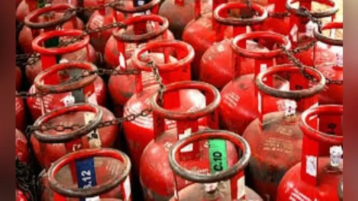 बिना सब्सिडी वाला गैस सिलेंडर 19 रुपये महंगा