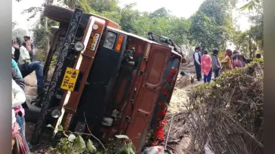 सड़क हादसों में 12 की मौत, आक्रोशित लोगों ने फूंके 12 वाहन